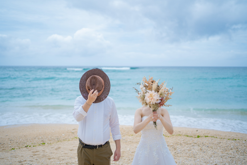 帽子とブーケで顔かくしポーズ♪