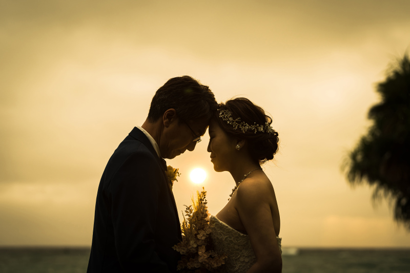 波の音をバックに..