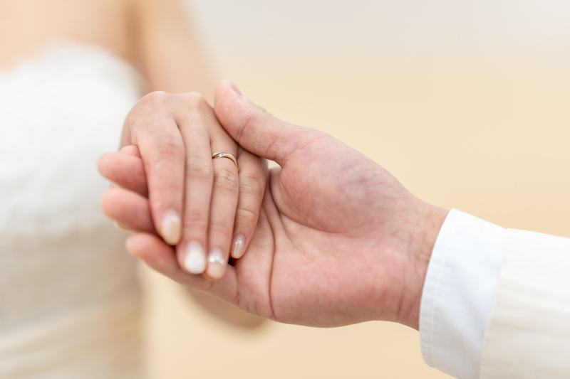 仲の良さが伝わる手元ショットも！