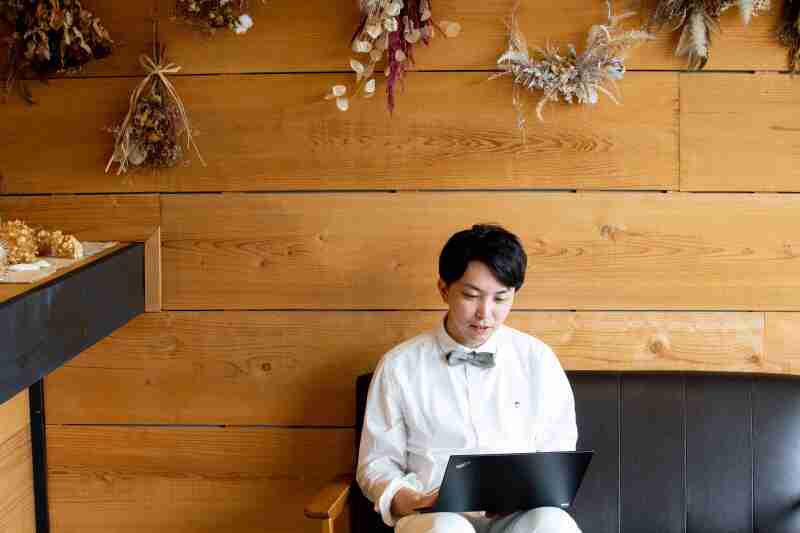 その間新郎さんは仕事中