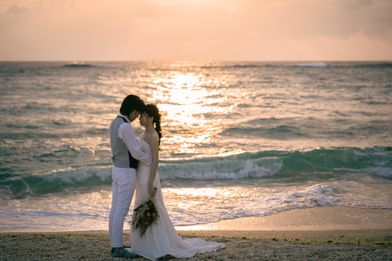 夕日に輝く海をバックに