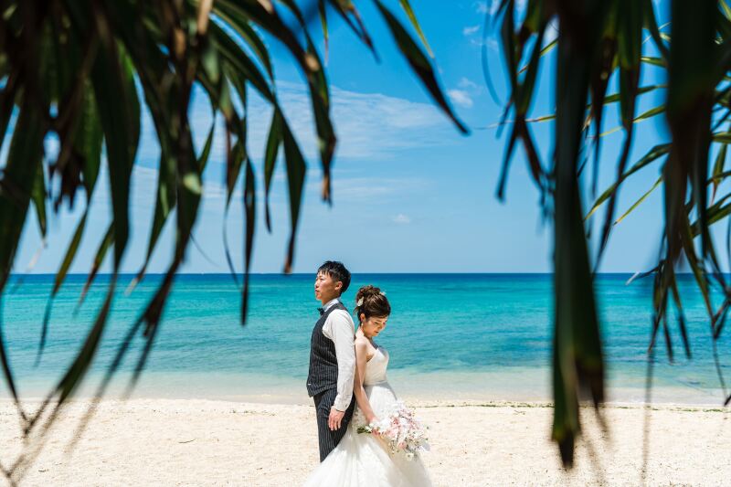 背中合わせでポーズ。