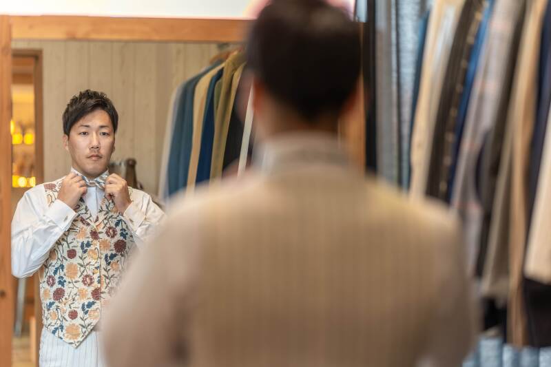 新郎様のブライズルームでの準備風景