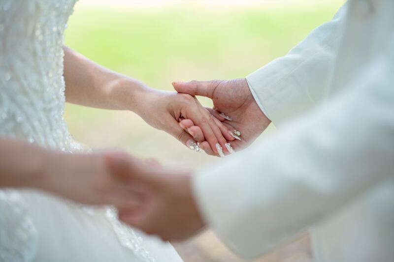 そっと手をつなぎ