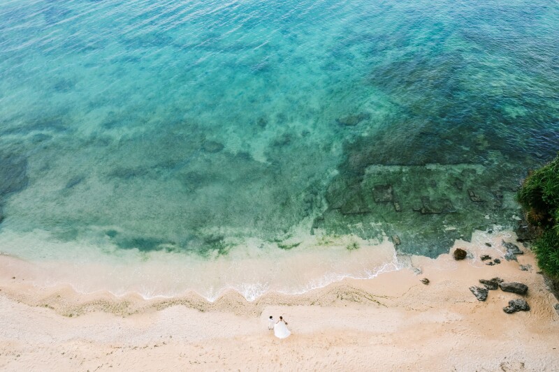 波打ち際でドローンショット*