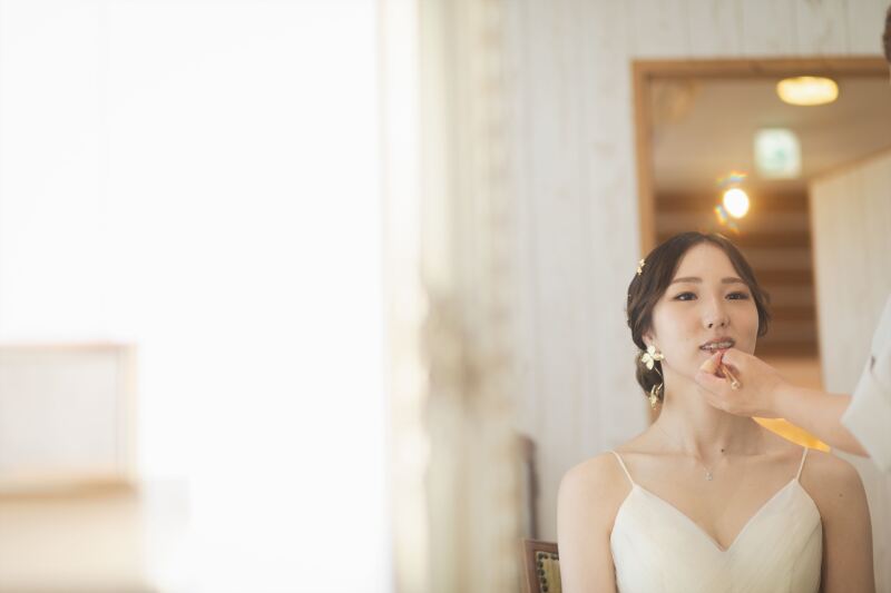 新婦様のメイクシーン、輝く美しさの準備中