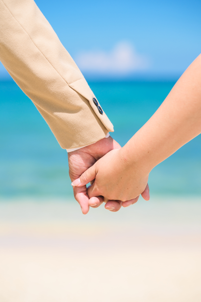 しっかりと手をつなぎ歩むおふたり♡