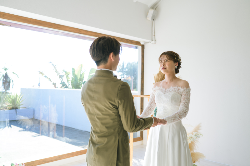 しっかりと手を取り合って