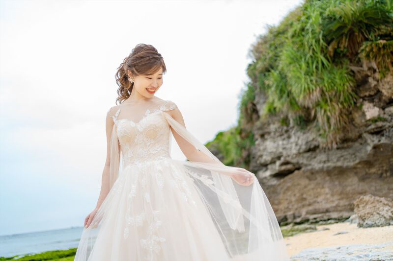 オフホワイトのウェディングドレス