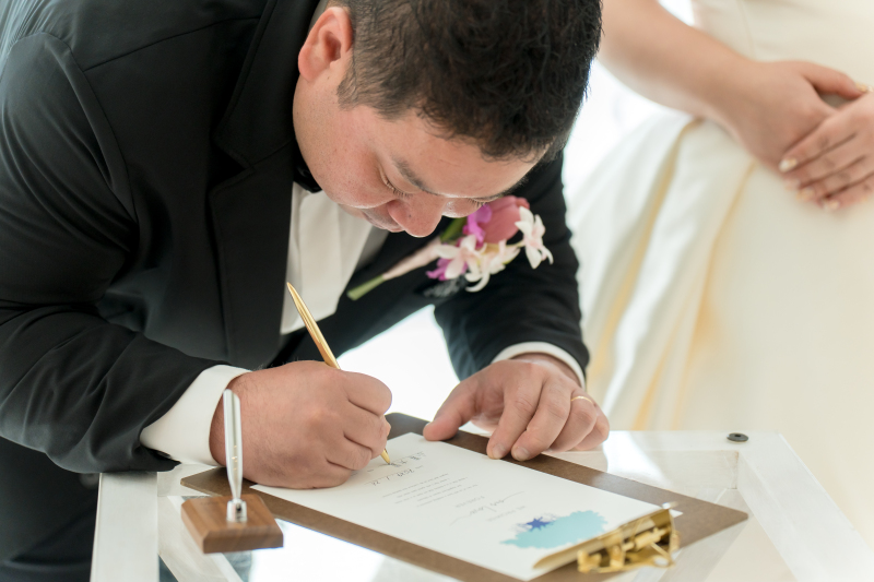 結婚誓約書に署名