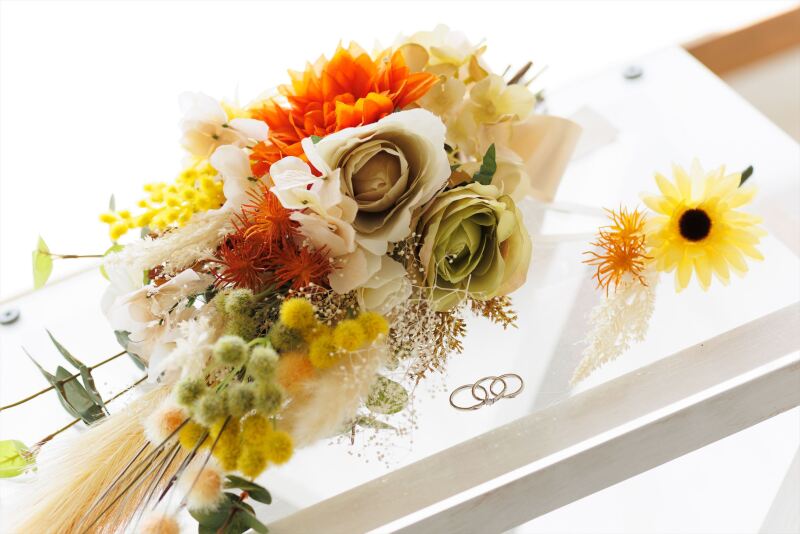 鮮やかなブーケとおふたりの指輪。