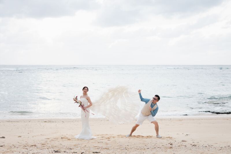 ビーチでの楽しいひととき、おふたりの笑顔が光る