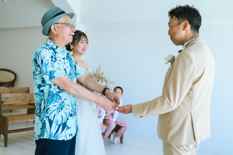 涙をこらえてお父様から新郎様へ