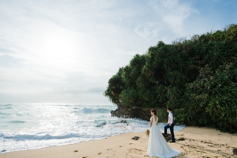 迫力ある岩場も沖縄らしいロケーションに