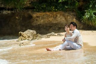 ウェディングドレスを着て海に入っちゃうよ！