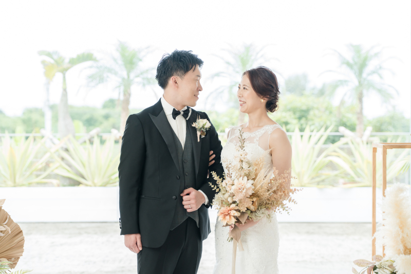 チャペルで自然な表情のおふたり♡