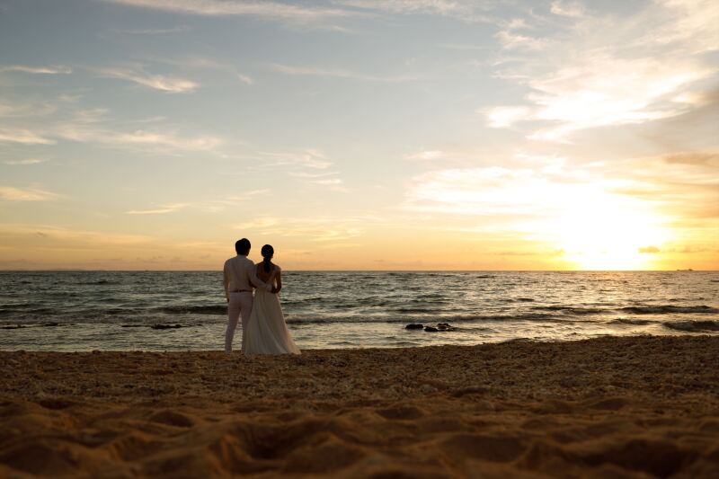 オレンジ色に染まる海を見ながら