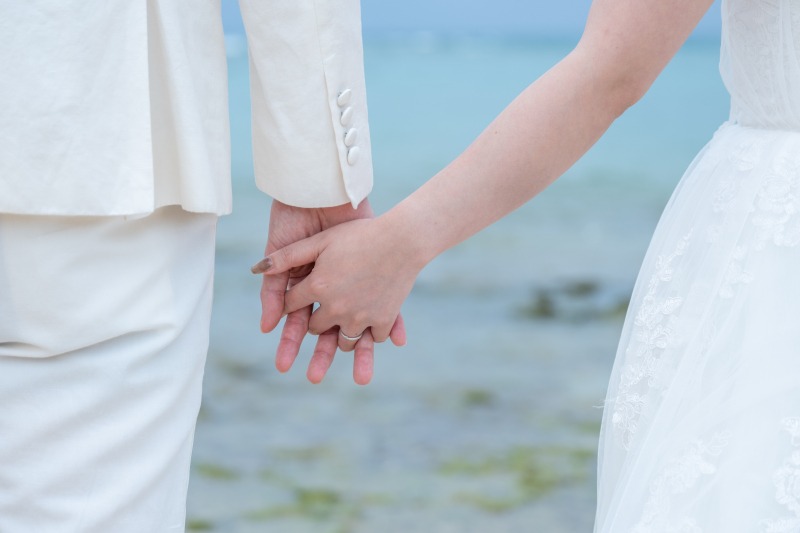 恋人と繋ぎの手元ショットも！