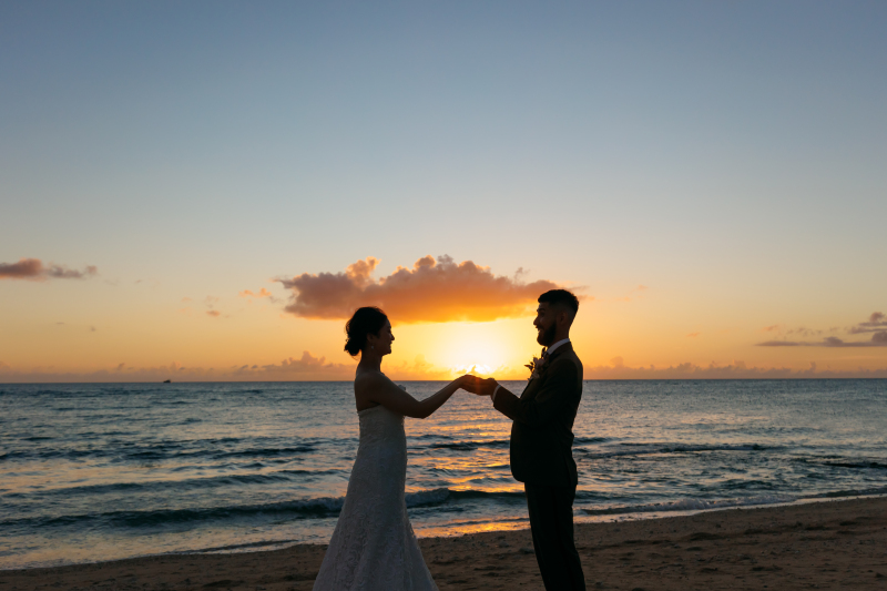 沈みゆく夕陽をふたりで包み込む