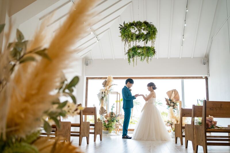 チャペルで指輪の交換シーン