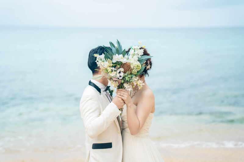 ブーケに隠れて