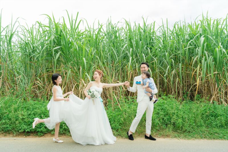 サトウキビ畑の前で微笑ましいカットです