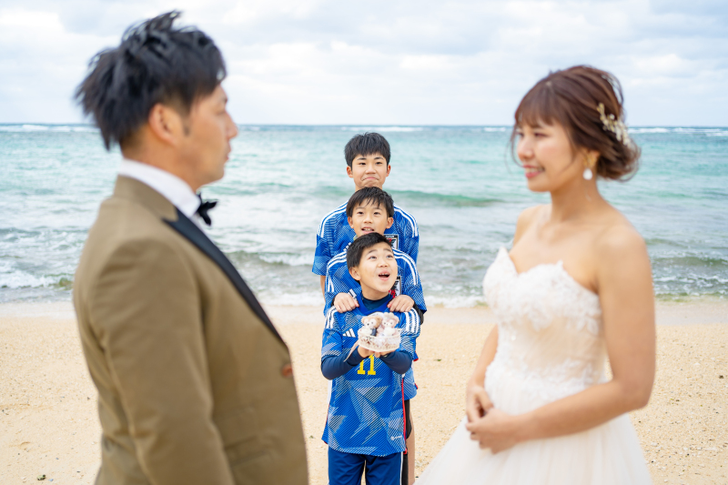 3兄弟が見守る中結婚指輪の交換＊