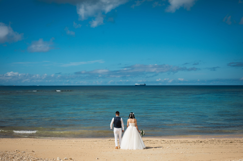 青い海をバックに