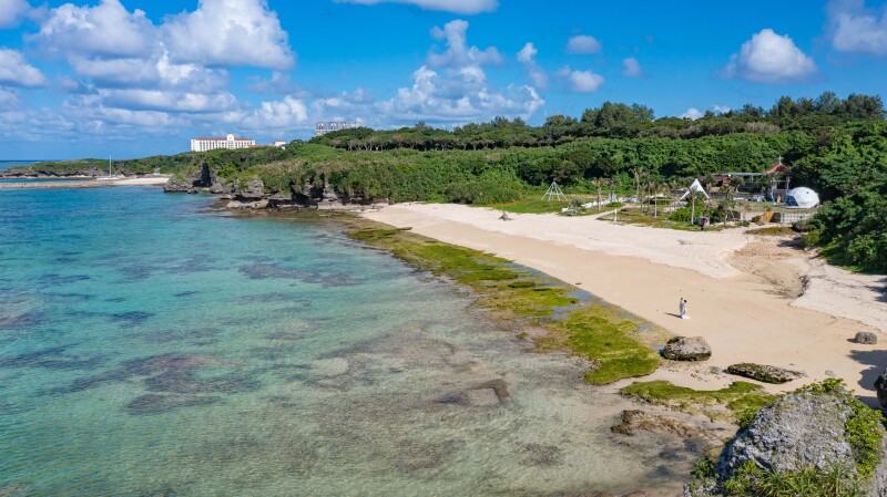 緑で囲まれた準プライベートビーチ