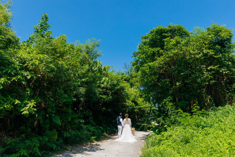 ビーチへぬけるグリーントンネル
