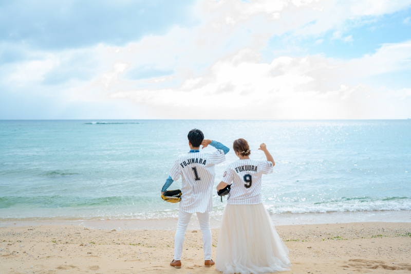 沖縄の海にずっと続く幸せを誓って..