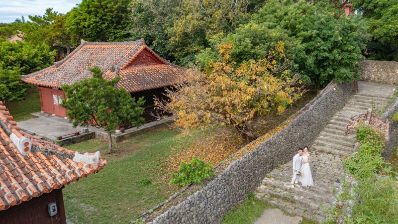 赤瓦屋根の建物と一緒に