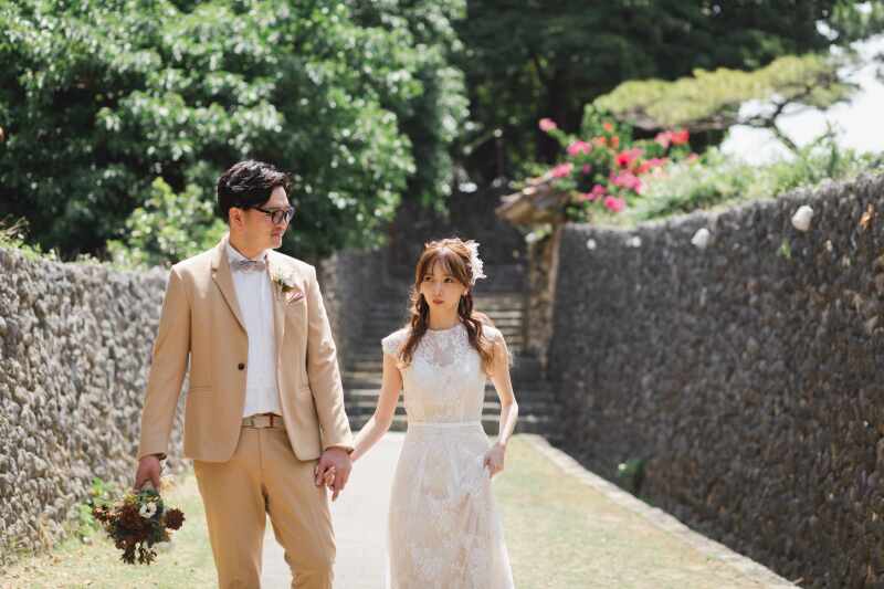 仲良く手をつないで