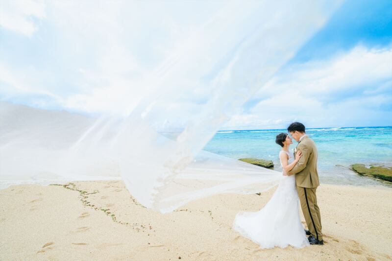 美しい沖縄の海を背にしたロングベールのショット