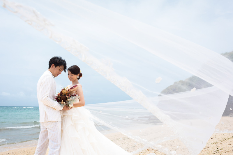 ビーチの大自然と風に溶け込むふたり