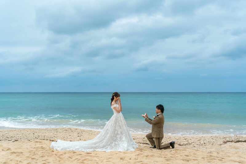 海辺でプロポーズショット♡おふたりを見守ります♡