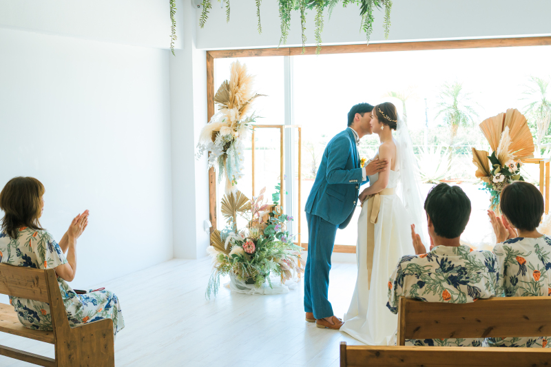 セレモニーの雰囲気に合わせて誓いのキス♡