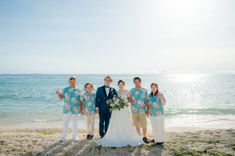 海をバックに家族の記念写真を！