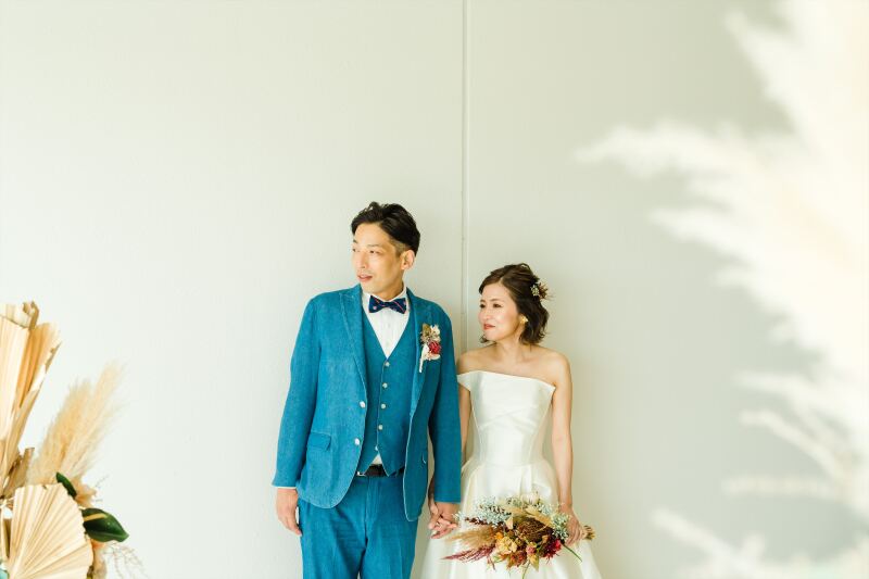 スタジオでは白バックでさりげないカットも