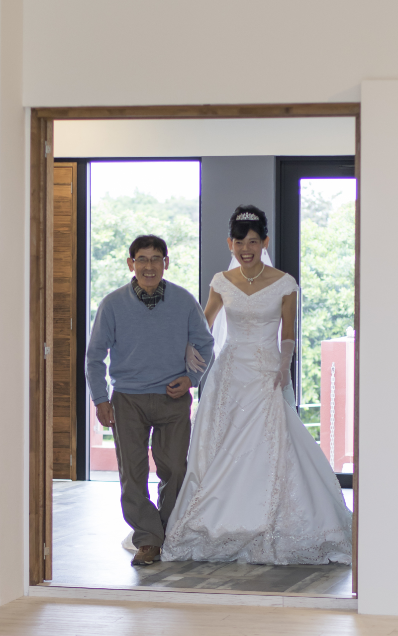 急に呼ばれたお父さんはドレス姿の娘に目が点に…