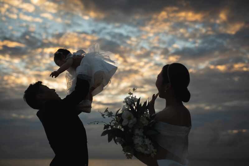 夕陽をバックに