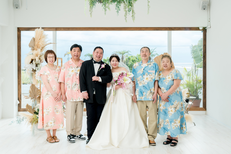 挙式後は家族で記念写真