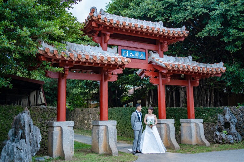 沖縄の伝統の残る赤いお屋根の前で