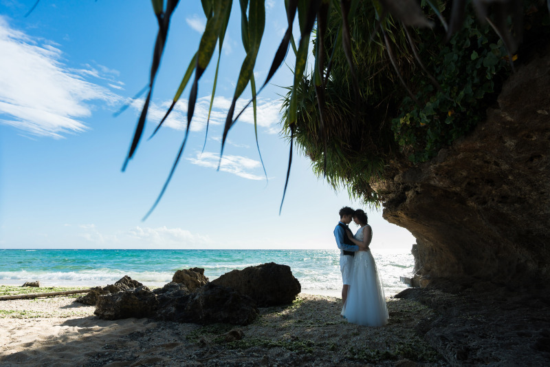 青の逆光に包み込まれて