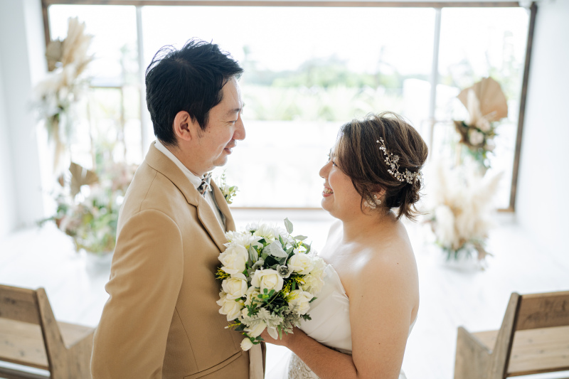 見つめ合いショットで照れ笑いするおふたり