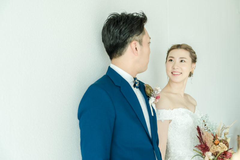 普段はしないポージングも良い雰囲気が手助けします