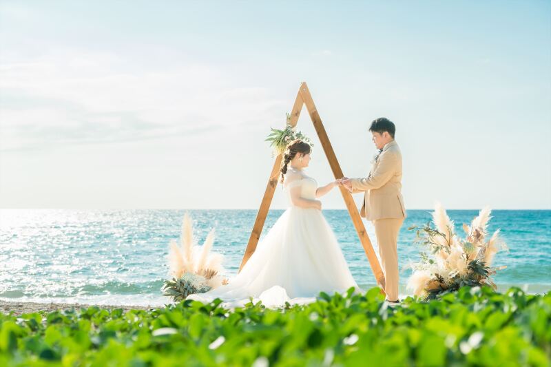 海の前で愛を誓う