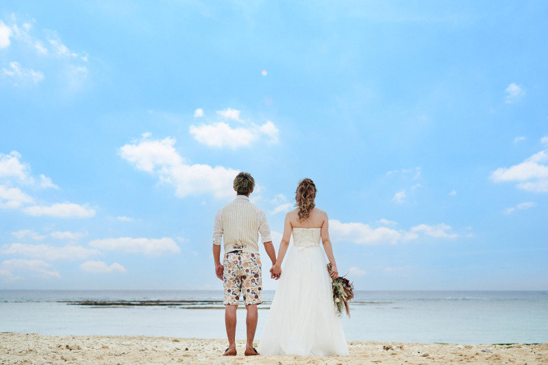 バックスタイルも絵になるおふたり