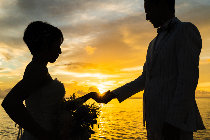 オレンジ色の夕陽とおふたりの影