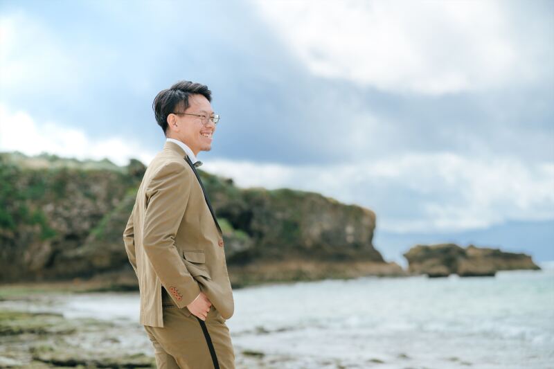優しい笑顔で海を眺めるダンディな新郎様です